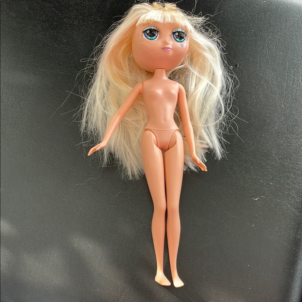 2001 Viva Starz Mattel doll. Very Good pre owned condition. Collectible. 12”